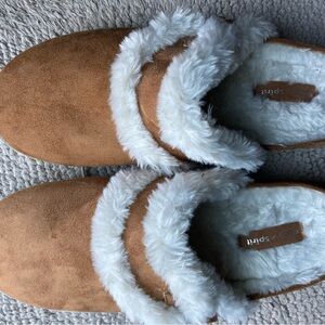 Women’s slippers NWOT